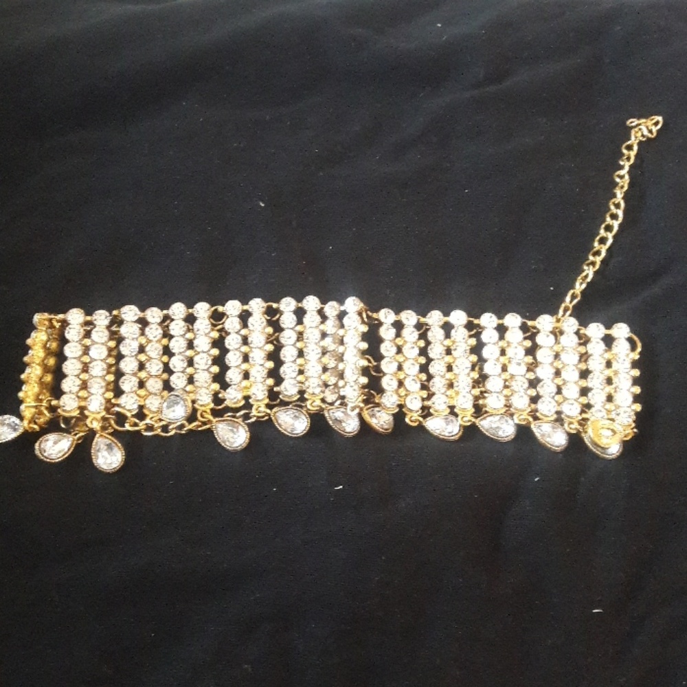 Teardrop choker in gold